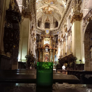 sklenička a oltář sv. Vojtěcha